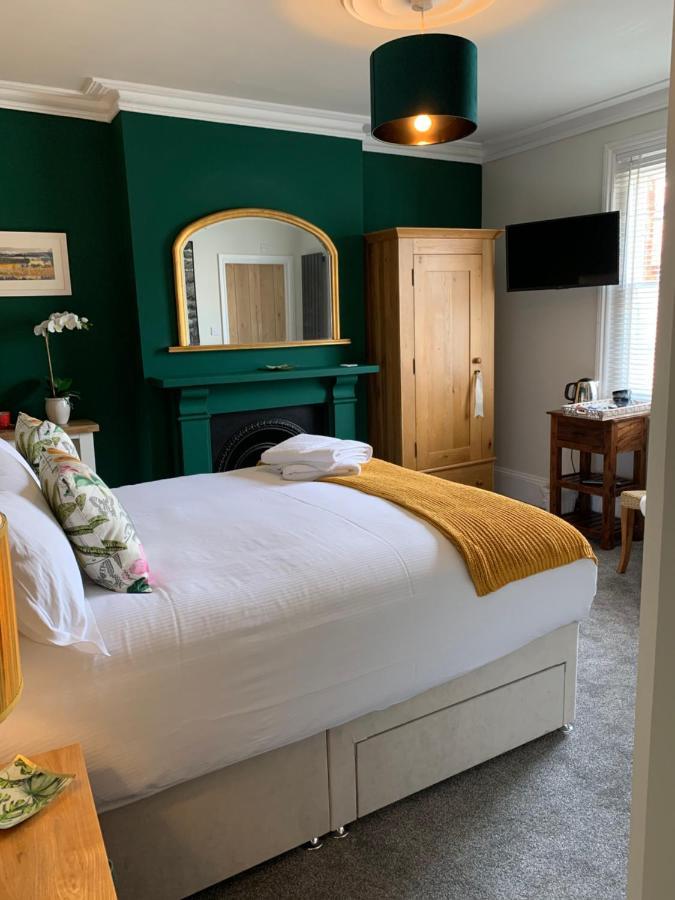 Bed and Breakfast The Lazy Lion à Milford on Sea Extérieur photo