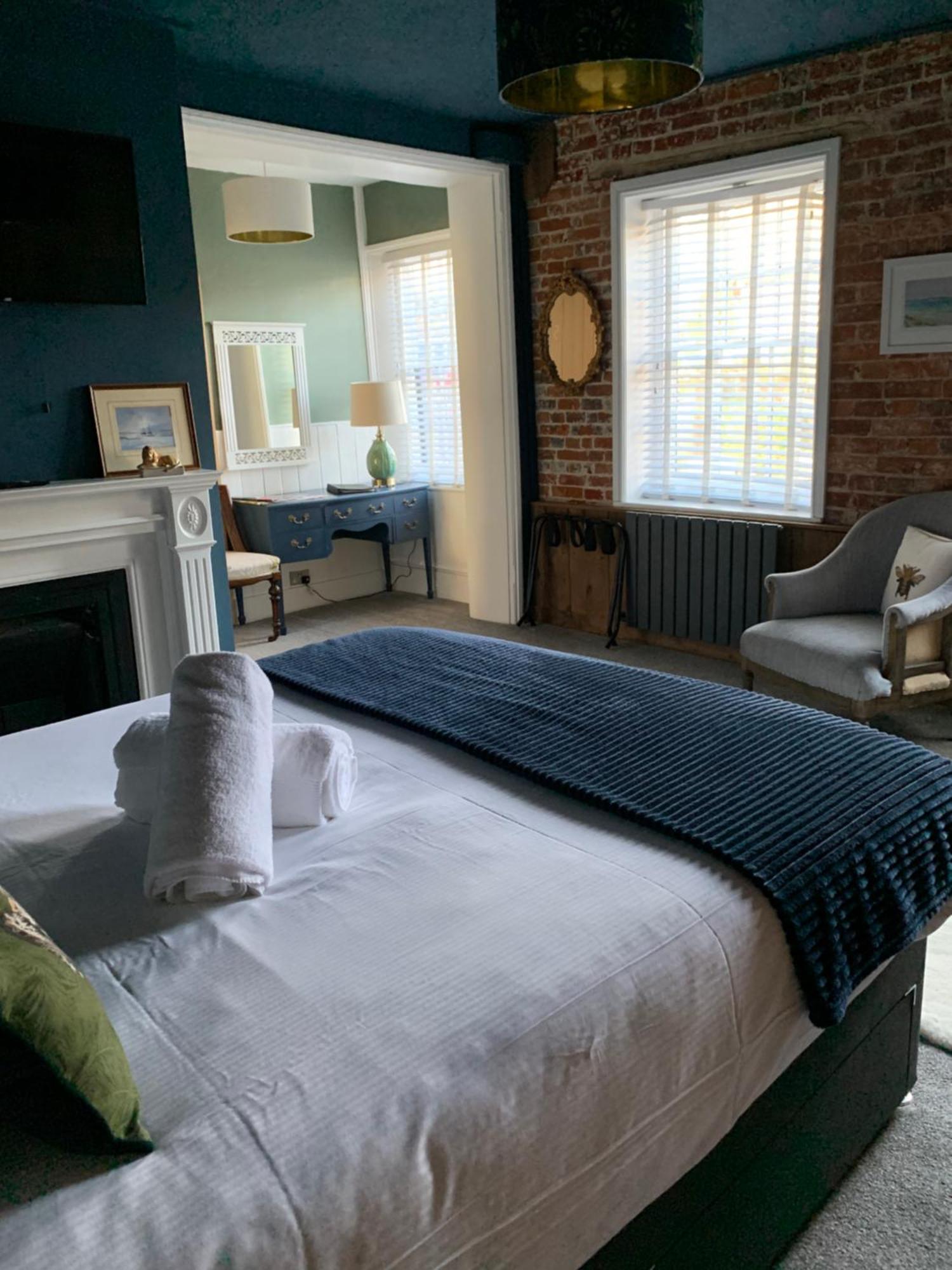 Bed and Breakfast The Lazy Lion à Milford on Sea Extérieur photo